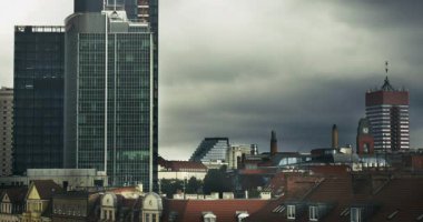 Şehir manzarası gökyüzü bulutlu. Poznan şehri, Polonya mimarisi.
