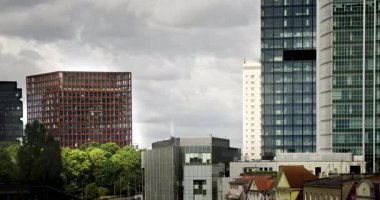 Ofis yerleşim bölgesi fırtına bulutları Poznan gökdelen mimarisini zamanlandırıyor