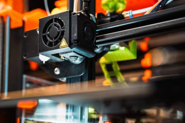 3d yazıcı extruder başlık başlığı başlık fabrika atölyesi koyu arkaplan