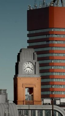 Timelapse Saat Kulesi Modern Şehir Skyline Şehir Mimarisi Hızlı Zaman Hareketi Sembolik Hız Değişikliği İş Günışığı Gölgeleri Günes Saatleri Dikey Cam Yüzler