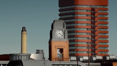 Timelapse Saat Kulesi Modern Şehir Skyline Şehir Mimarisi Hızlı Zaman Hareketi Sembolik Hız Değişikliği İş Günışığı Günışığı Gölgeleri Saatler Cam Cepheleri