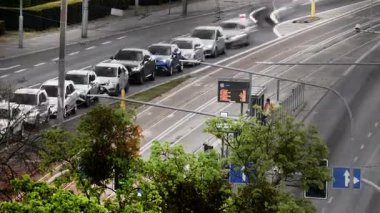 Yoğun Şehir Kavşağı Toplu Taşımacılık Bekliyor Tramvay Tramvay Tramvayı Trafik Arabalar Trafik Akımı Sokak Işıkları Bulanık Zaman Çizelgesi Şehir Altyapısı Günlük Yeşillik Hareketi Beton Yollar Modern Ulaşım