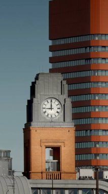 Timelapse Saat Kulesi Modern Şehir Skyline Şehir Mimarisi Hızlı Zaman Hareketi Sembolik Hız Değişikliği İş Günışığı Gölgeleri Günes Saatleri Dikey Cam Yüzler
