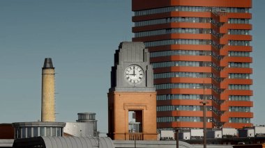 Timelapse Saat Kulesi Modern Şehir Skyline Şehir Mimarisi Hızlı Zaman Hareketi Sembolik Hız Değişikliği İş Günışığı Gölgeleri Günes Saatleri Dikey Cam Yüzler