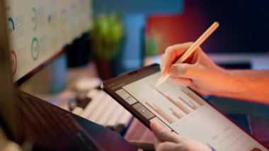 İş Analizi Kontrol Paneli Tablet Bilgisayar Ekran Ofisi Modern bir çalışma alanının içinde dijital tablet ve bilgisayar monitöründeki verileri analiz eden bir kişi ile yakın plan.