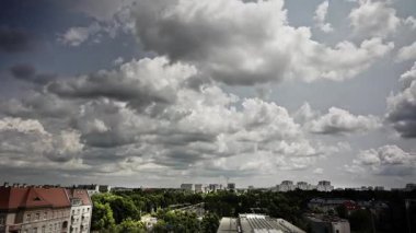 Bulutlar şehrin zaman ayarlı hava durumunu poznan yerleşim bölgesi yeşil park trafiğini değiştirir
