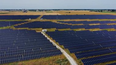 Güneş panelleri yenilenebilir enerji yükleme alanı. Kırsal bir alanda bulunan büyük bir fotovoltaik güç istasyonunun havadan görüntüsü. Temiz enerji, sürdürülebilirlik ve çevre dostu teknoloji kavramı.