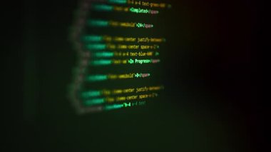 Programlama Kodu Ekran Yazılım Arayüzü, karanlık ortamda parlayan sözdizimi çizgileri, dijital bilgiyi, şifrelemeyi, teknoloji gelişimini, hacker veya geliştirici kavramını sembolize eder