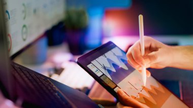 Tablet analitik çizelgesi dokunmatik veri görselleştirme konsepti dijital çalışma ortamında renkli grafiği düzenlemek için stilus kullanıldığını gösteriyor