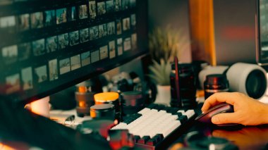 Fotoğraf düzenleme atölyesi yaratıcı stüdyo teknolojisi. Çift ekran ekranlı, kamera lensli ve aksesuarlı fotoğrafçıların yakın çekimi, medya üretimi için modern yaratıcı çalışma istasyonu