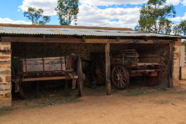 Alice Springs, Avustralya 'daki eski ahşap at arabası.
