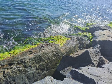 İstanbul 'da kayalıklarda plajlı bulvar