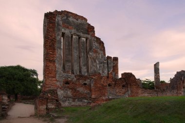 Phra Nakhon Si Ayutthaya ilindeki tarihi parktaki antik tapınak, akşam saatlerinde ele geçirildi