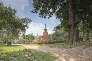 Kamphaeng Phet ilindeki tarihi bir parkta iki antik pagoda.
