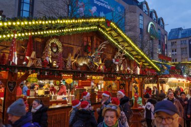 Bonn, Almanya - 6 Aralık 2023: Bayram süslemeleri, animatronik geyik kafaları, ışıklar ve 