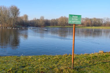 Yarı donmuş göl ve Almanca 