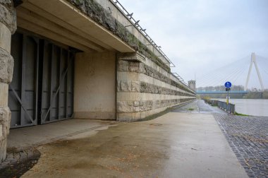 Neuwied, Almanya 'da bir baraj ve bariyer inşa edildi..