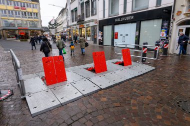 Trier, Almanya - 12 Aralık 2024: Bir yaya bölgesine giren araçları durdurma amaçlı güvenlik bariyeri, geri çekilebilir hidrolik sütunların yanındaki bariyer modunda kuruldu.