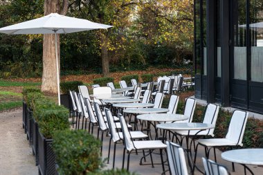 Fransa, Paris 'te bir parkta kahve terası.