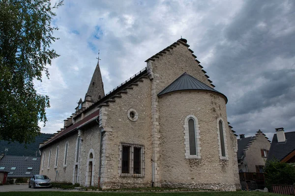 Architettura Della Chiesa Nella Città Autran Nel Vercors Nelle Alpi — Foto Stock