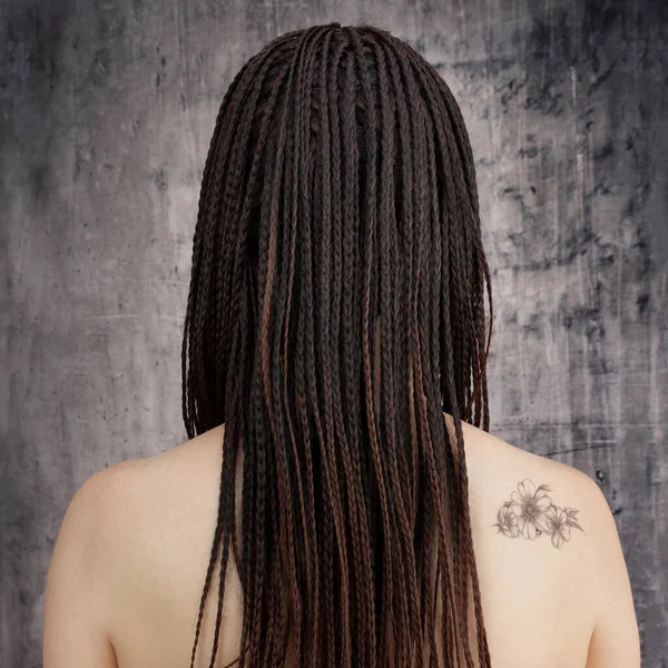 Bellezza Spa Schiena Una Donna Caucasica Con Trecce Africane Tatuaggio — Foto Stock