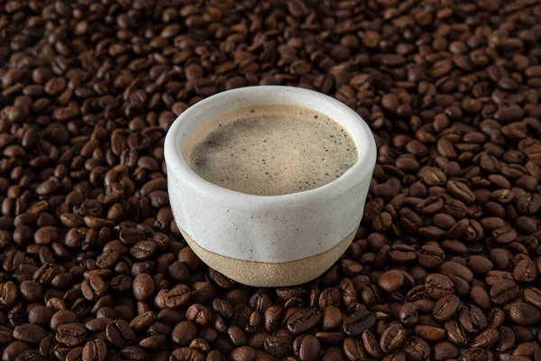 Une Tasse Avec Café Sur Une Pile Grains Café — Photo