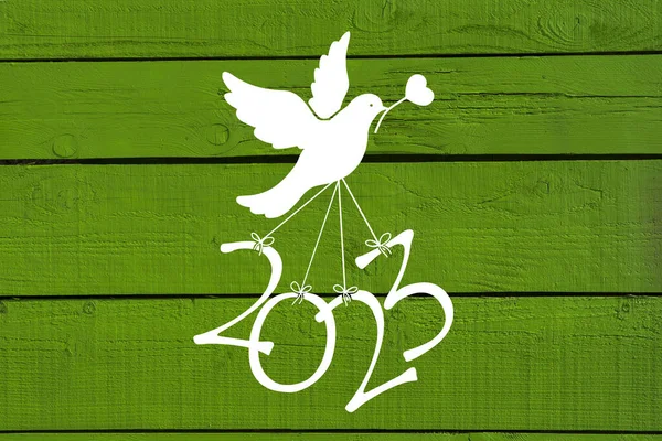 Голубь Несет Номера Нового 2023 Года Зеленом Деревянном Фоне — стоковое фото