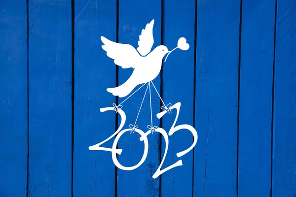 Eine Taube Trägt Die Zahlen Des Neuen Jahres 2023 Auf — Stockfoto
