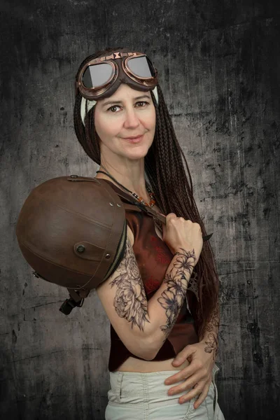 Retrato Uma Mulher Anos Idade Roupas Motociclista Aviador Vintage Capacete — Fotografia de Stock