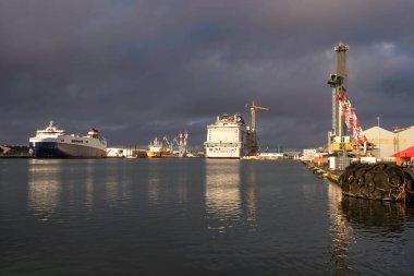 Kargo gemisi Fransa 'da Saint-Nazaire limanında.