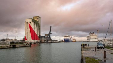 Fransa 'nın Saint-Nazaire limanındaki bir rıhtımda gemiyle taşınmak üzere tahıl ambarı.