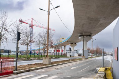 Aşağıdan beton köprü inşa ediliyor