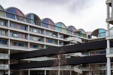 Renkli perdeli bir apartman.