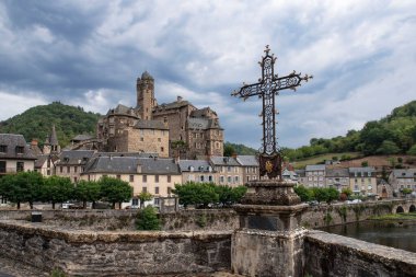 Fransa 'nın Averon kentindeki Estaing kasabasının manzarası. Estaing' in haçı, eski bir taş köyü.
