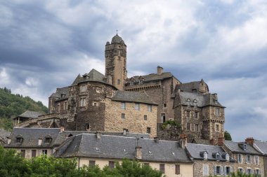 Fransa 'nın Averon kentindeki Estaing kasabasının panoraması, eski bir taş köyü.