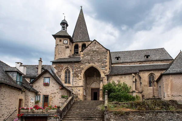 Aveyron的Estaing镇的旧教堂在去法国Compostela的路上 — 图库照片