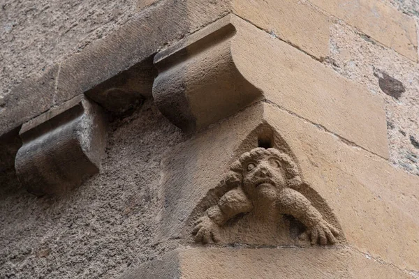 Rzeźbiony Posąg Małym Charakterze Zewnętrznym Rogu Domu Miejscowości Estaing Francji — Zdjęcie stockowe