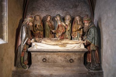 Fransa 'daki Salers Kilisesi' nde renkli dini heykel