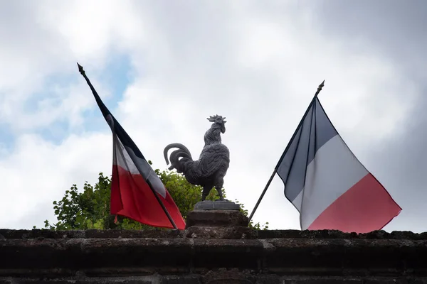 Estátua Galo Emblema França Com Duas Bandeiras Francesas — Fotografia de Stock