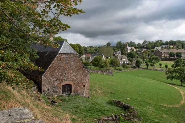 Wieś Salers Auvergne Francja Budynek Gospodarczy Pola Dla Rolnictwa — Zdjęcie stockowe