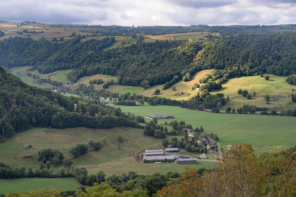 Paisaje Rural Auvernia Francia Con Montañas Bosques Campos Para Agricultura —  Fotos de Stock