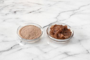 Baobab ağacından bir yaprak, toz halinde ve yiyecek olarak kullanılıyor.