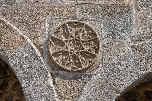 Szczegóły Geometrycznej Rzeźby Postaci Rozety Średniowiecznej Ścianie Dordogne Francji — Zdjęcie stockowe