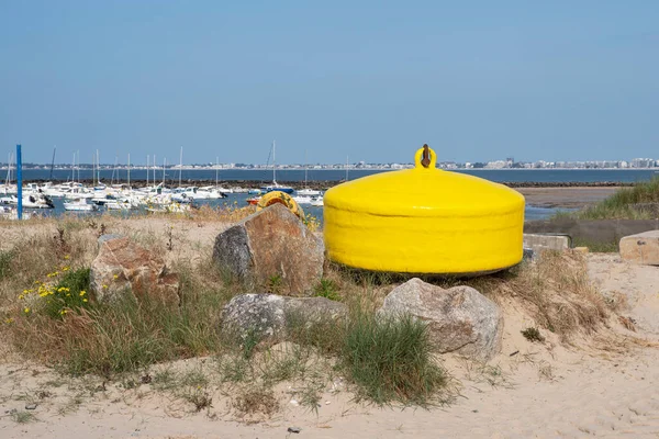 フランスのブルターニュのビーチで大きな黄色のセーリングブイ — ストック写真