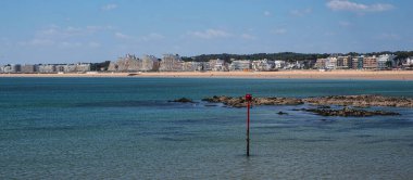 Fransa 'nın Brittany şehrinde sahil ve binaları olan La Baule Körfezi.