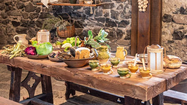 Drewniany Stół Dużą Ilością Jedzenia Przygotowania Posiłku Stylu Rustykalnym — Zdjęcie stockowe