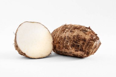 ham bütün ve kesilmiş taro veya eddo tuber kökü