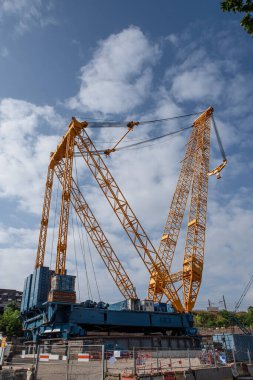 Şehir şantiyesinde dev bir vinç