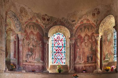 Auvergne, Fransa 'da bir kilisenin içi boyanmış.