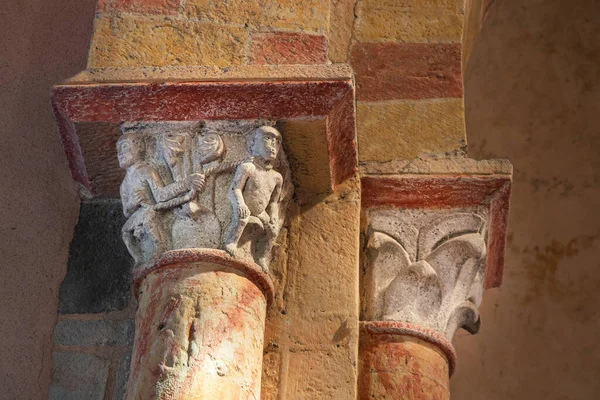 Részlet Szobrászat Festészet Egy Oszlop Egy Templom Auvergne Franciaország — Stock Fotó